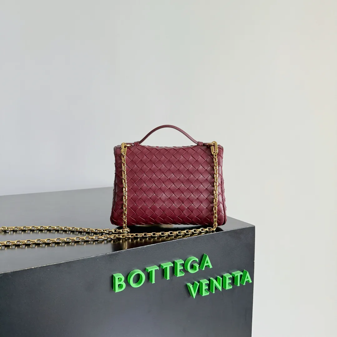 Batch 1480 BOTTEGA VENETA2025 new women's small Soft Vanity cosmetic bag, using the classic Intrecciato weaving technique, inheriting the classics, the ring buckle design 😎 The light metal chain gives you a high-end sense of matching, the chain is removable, and it can be used as a handbag ~ An elegant small bag that is perfect for participating in events. The overall body of the bag is as soft as marshmallow and can be easily kneaded, showing the strong toughness and high-end feel of the leather. The touch of sheepskin is so amazing. It is so healing when pinched! I have absolutely no resistance to small bags! ! ! Style No.: 843800 Color: Barro Red Size: 19*14*3cm